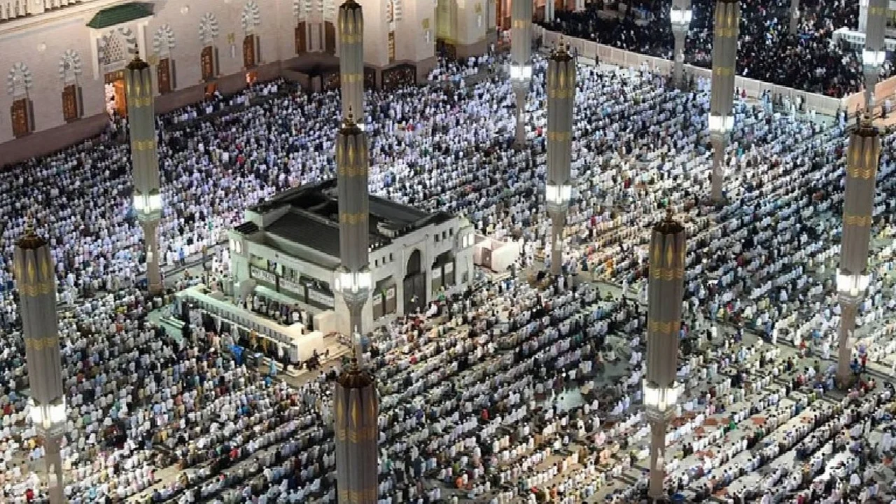خطيب المسجد النبوي يدعو بالنصر لأهل فلسطين على المحتلين الصهاينة الغاصبين